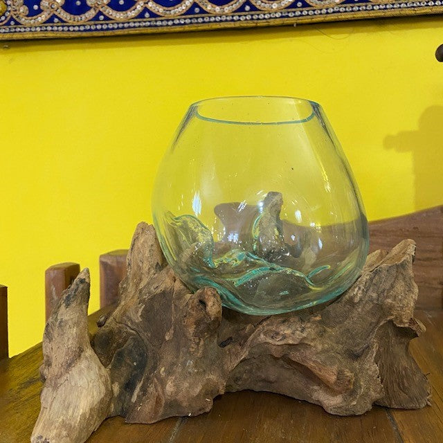 Vase à orchidées en verre sur bois ornement ethnique