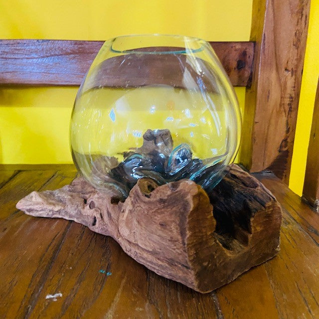 Vase ethnique en verre fusionné sur racine d'orchidée