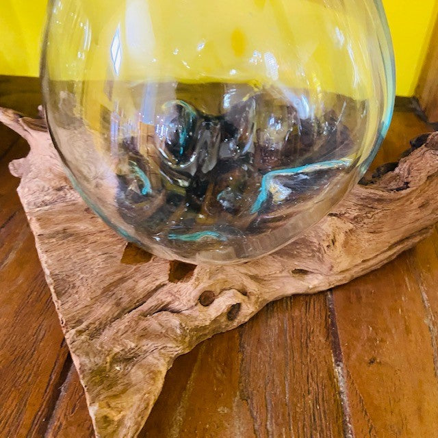 Vase ethnique en verre fusionné sur racine d'orchidée