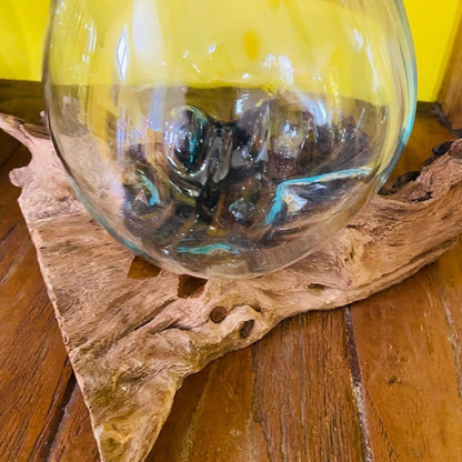 Vase ethnique en verre fusionné sur racine d'orchidée