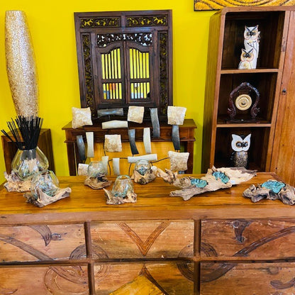 Vase à orchidées en verre sur bois ornement ethnique
