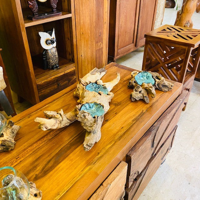 Vase à orchidées en verre sur bois ornement ethnique