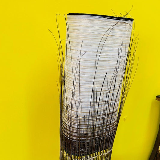 Lampadaire ethnique en tissu blanc et fils dorés