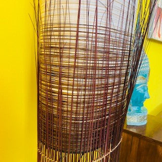 Lampadaire ethnique en tissu blanc et fils dorés