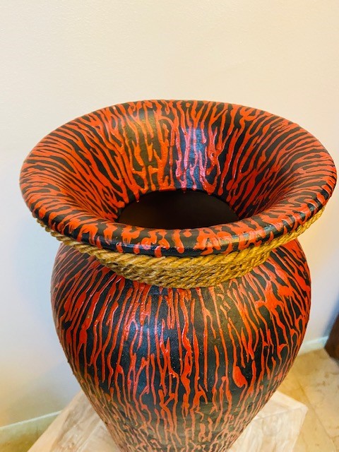 Vase décoratif en terre cuite à décor ethnique