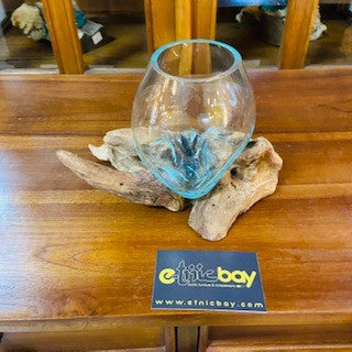 Vase ethnique en verre sur calice en racine