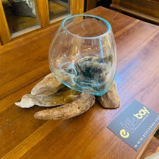 Vase ethnique en verre sur calice en racine