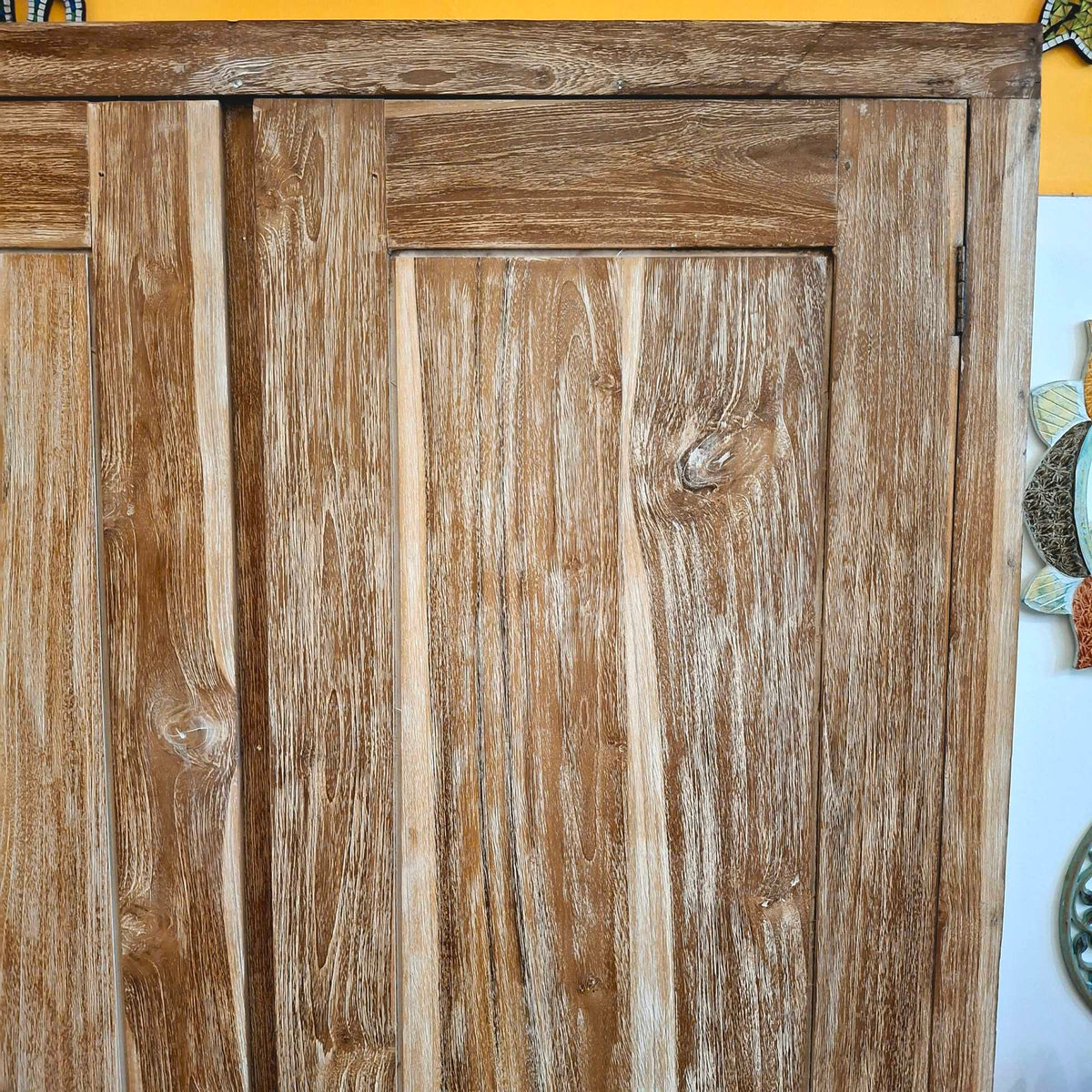 Armadio in legno teak effetto decapato