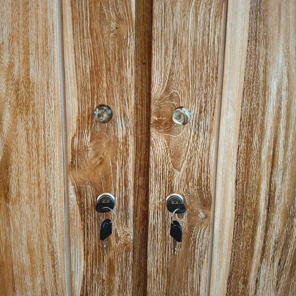 Armadio in legno teak effetto decapato