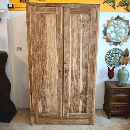 Armoire en bois de teck effet décapé