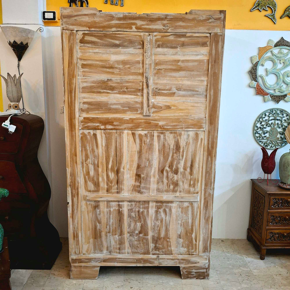 Armadio in legno teak effetto decapato