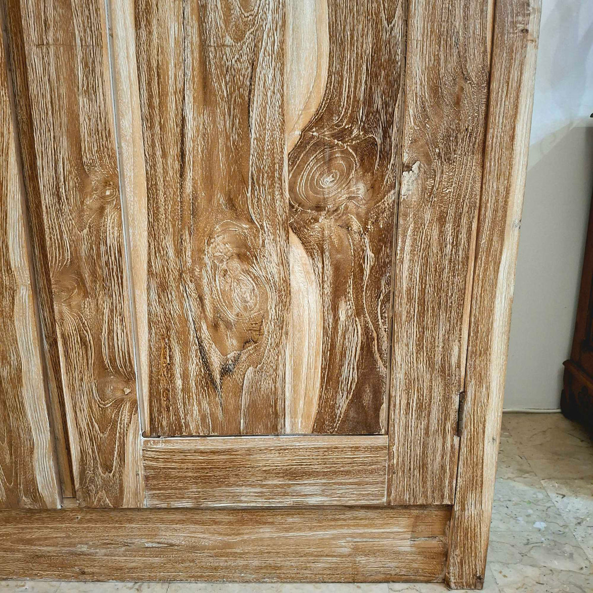 Armadio in legno teak effetto decapato