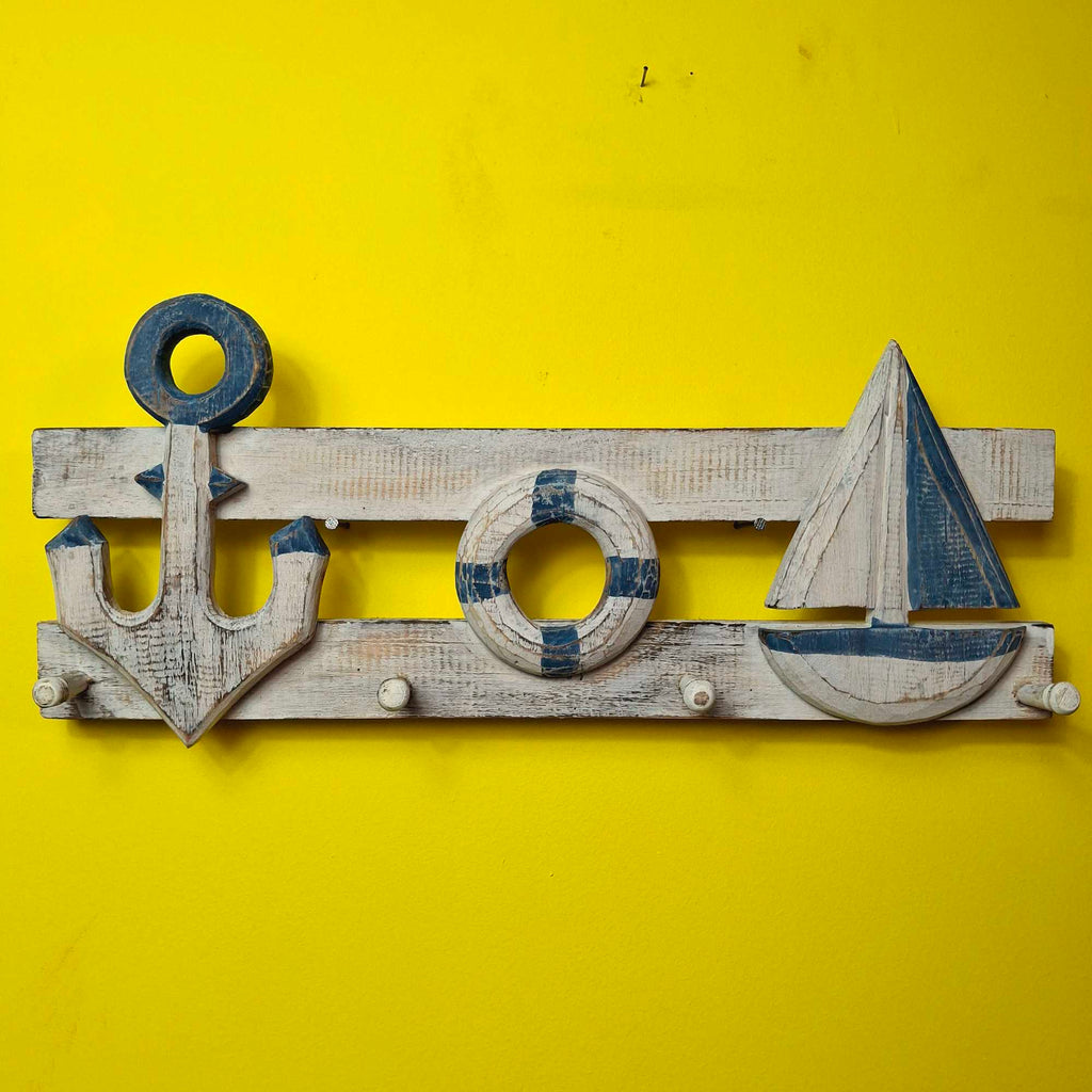 Etnische Garderobe aus Holz im maritimen Stil