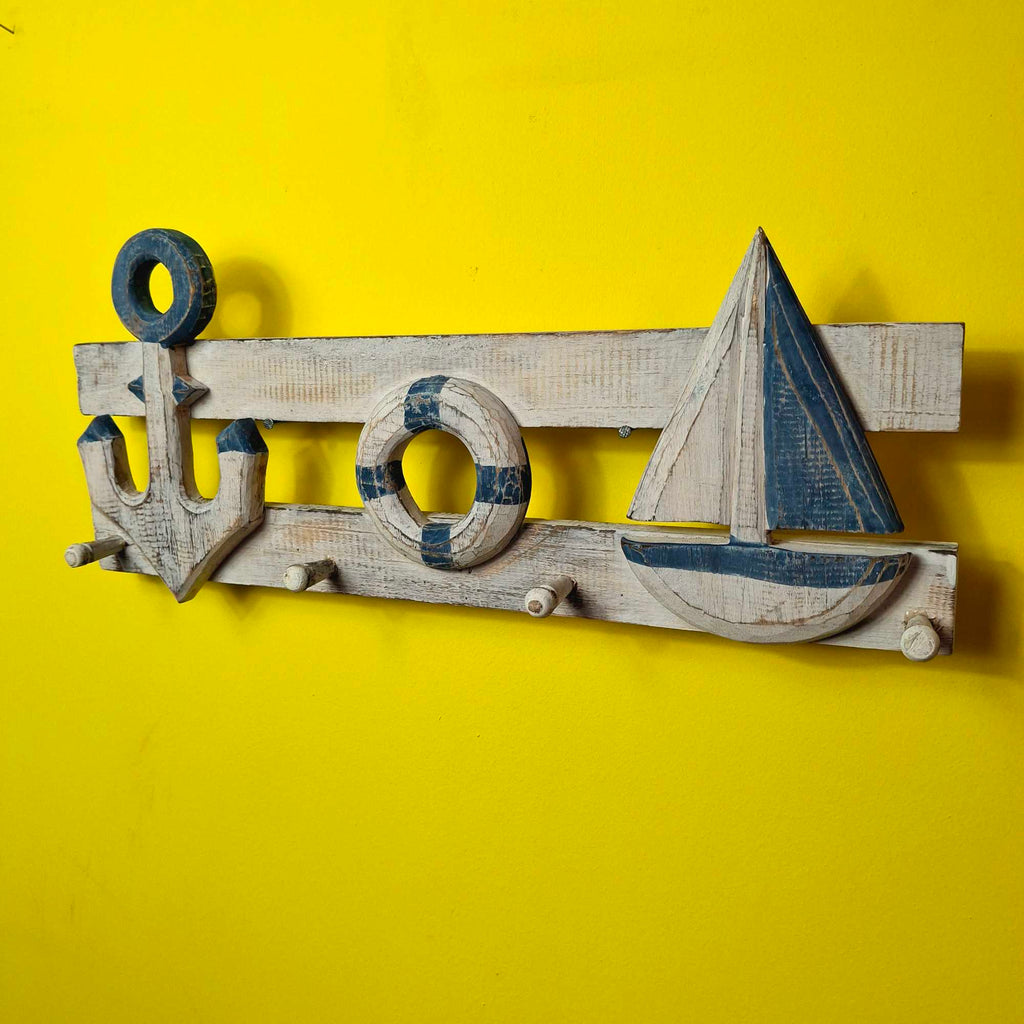 Etnische Garderobe aus Holz im maritimen Stil