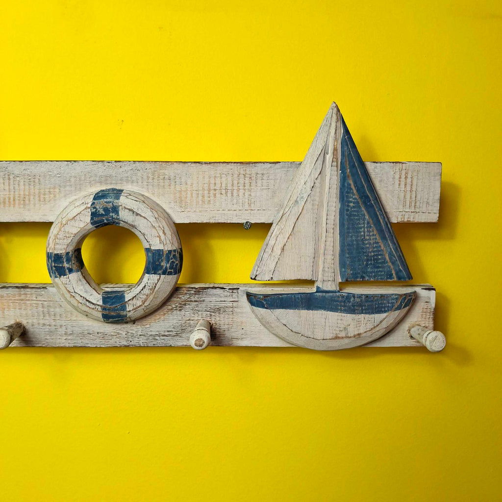 Etnische Garderobe aus Holz im maritimen Stil