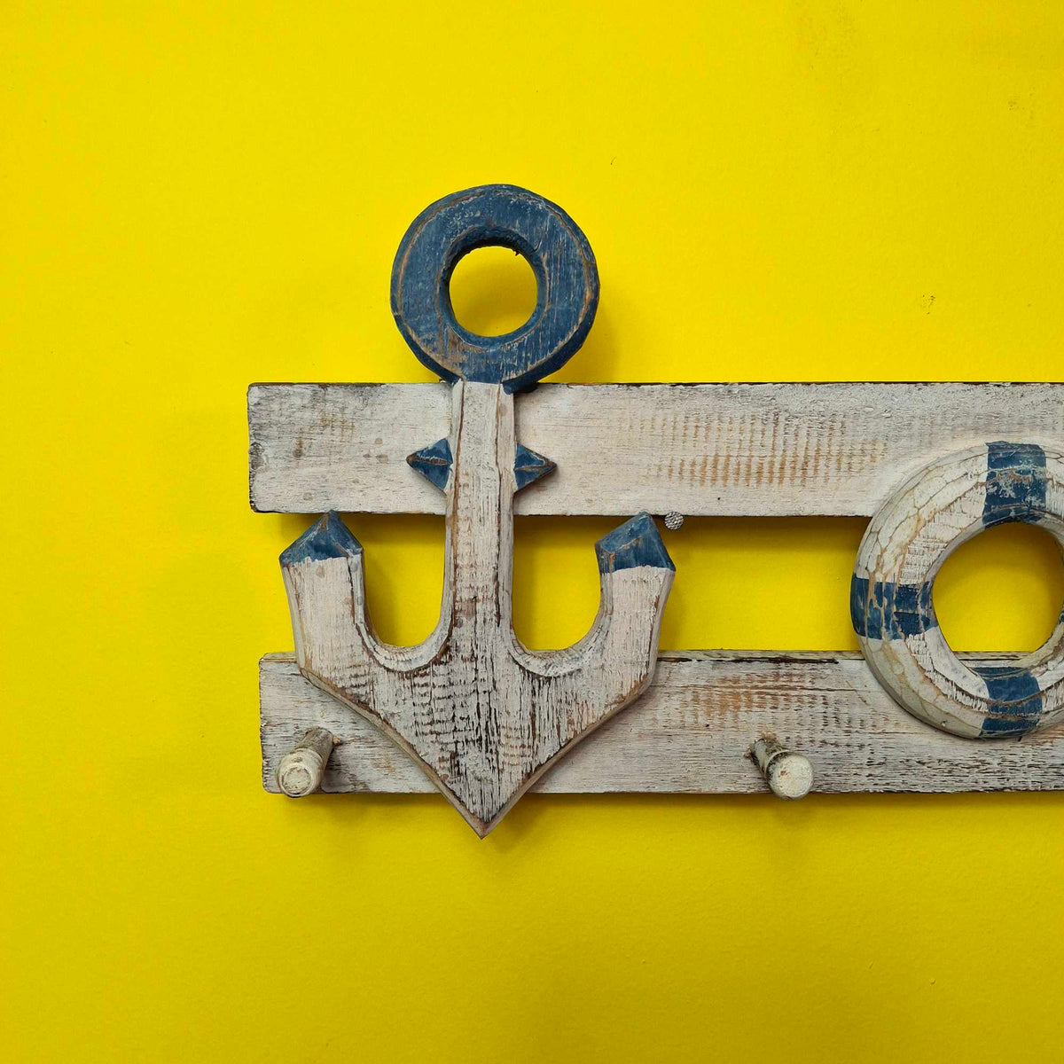 Etnische Garderobe aus Holz im maritimen Stil