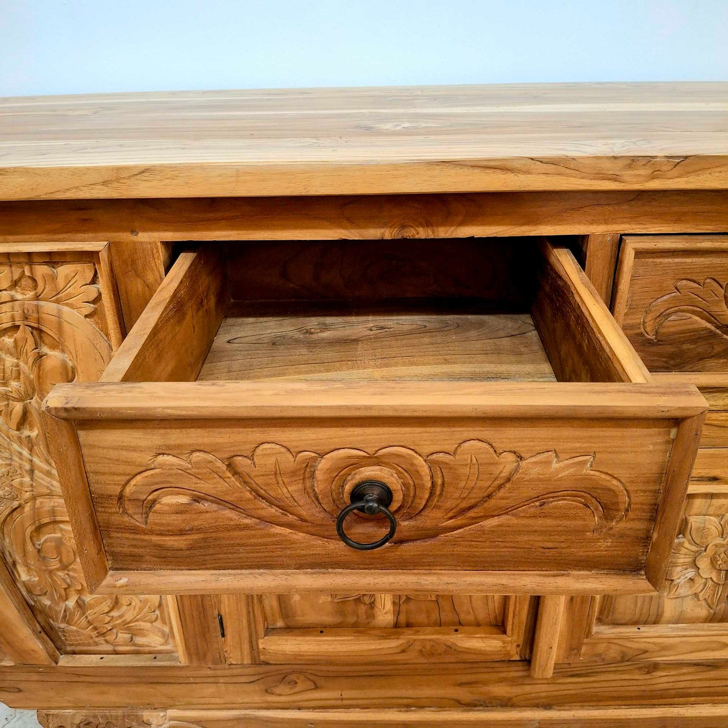 Buffet de style colonial en bois de teck