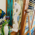 Seepferdchen-Figur aus Holz als Dekoration fürs Regal