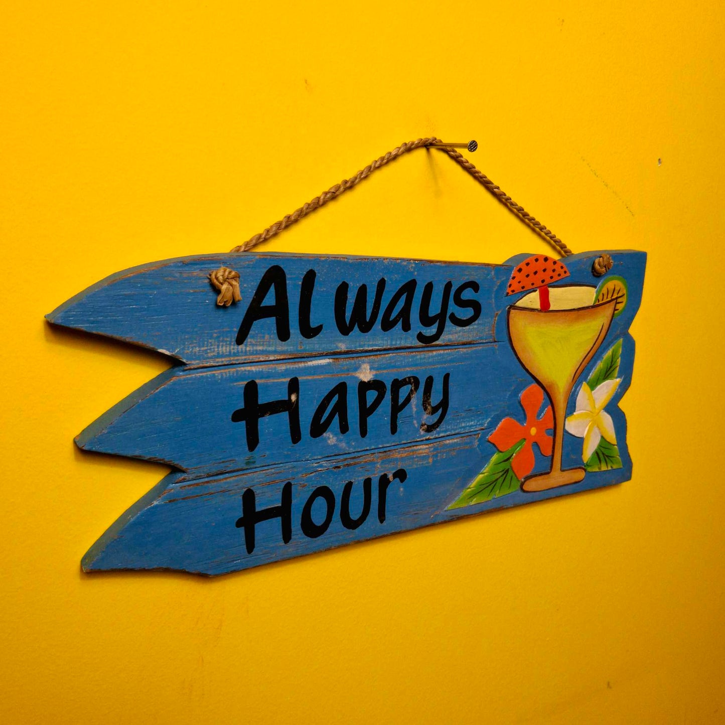 Cartello forma di freccia bar Happy Hour in legno