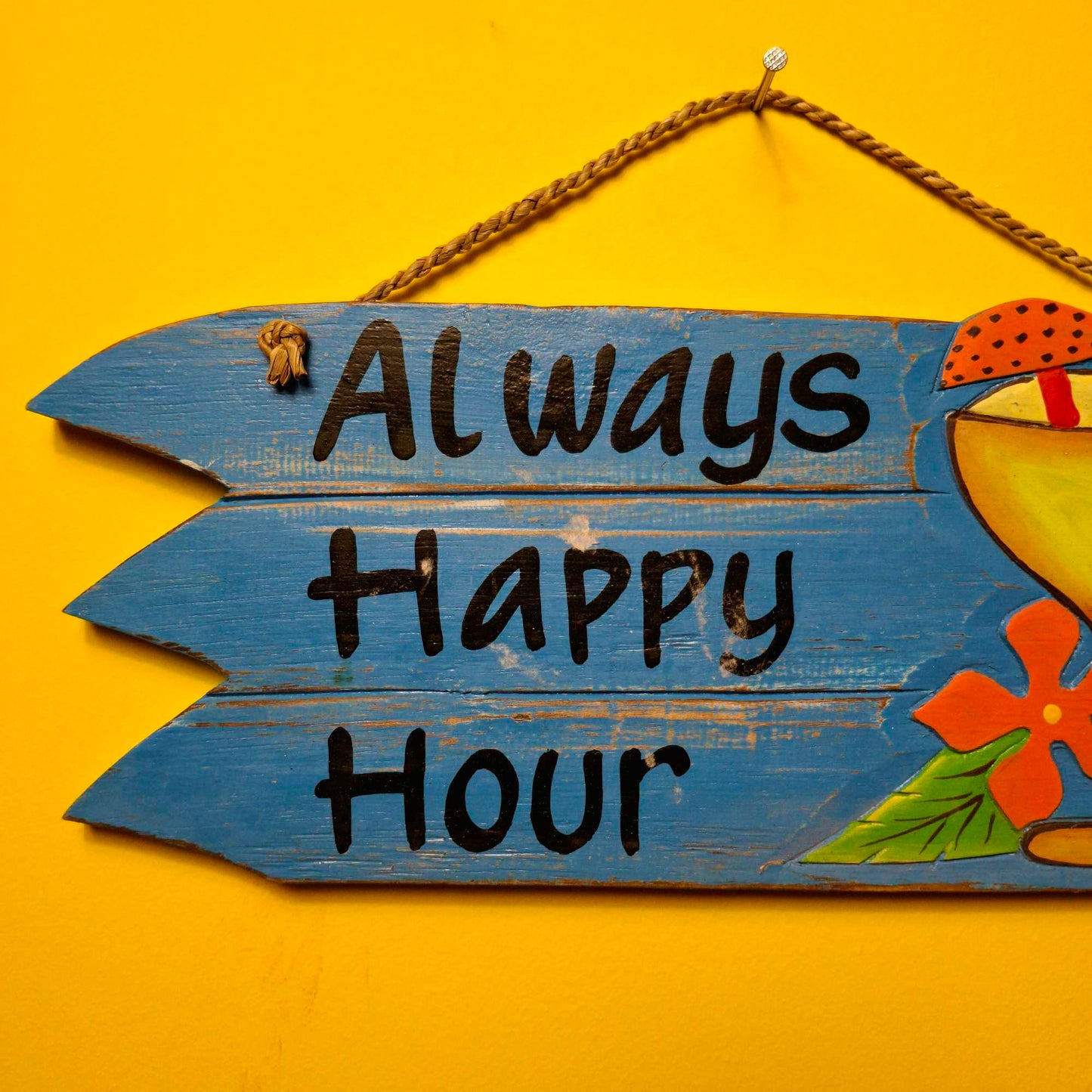 Cartello forma di freccia bar Happy Hour in legno