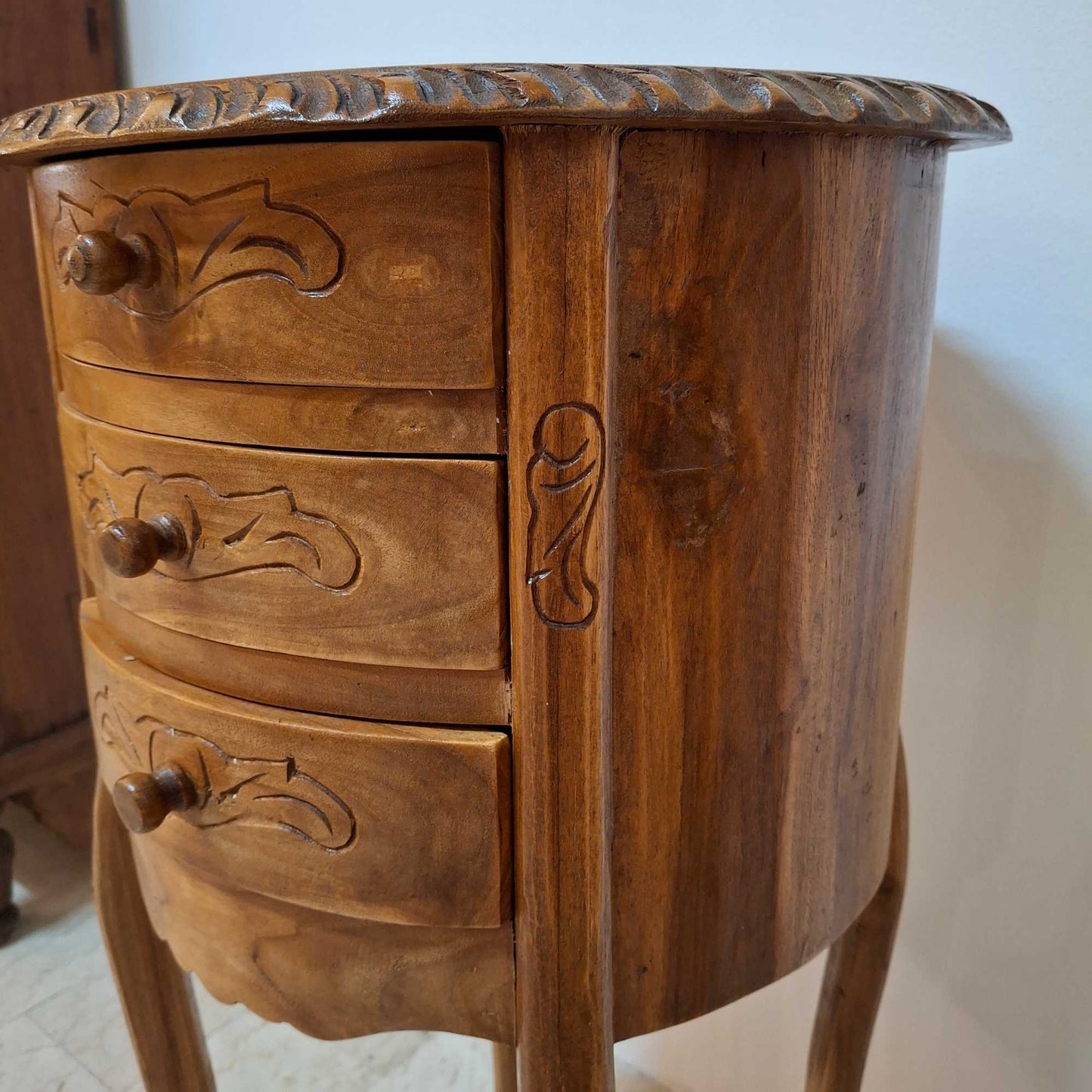 Table de chevet de style Art Nouveau sculptée en bois de teck