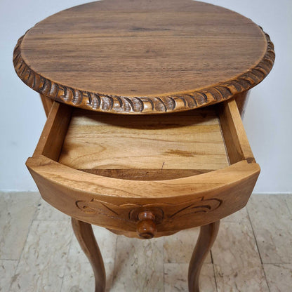 Table de chevet de style Art Nouveau sculptée en bois de teck