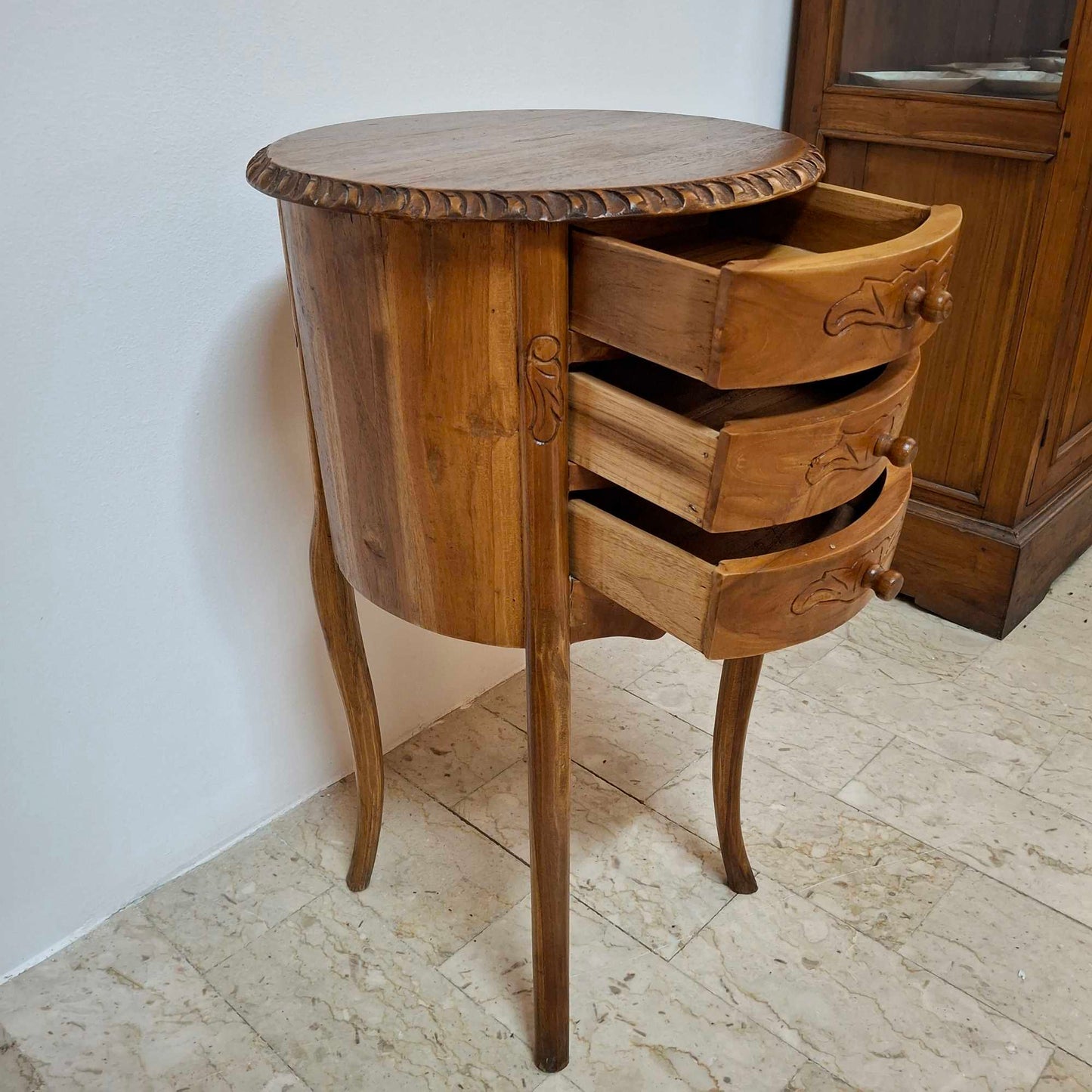 Table de chevet de style Art Nouveau sculptée en bois de teck