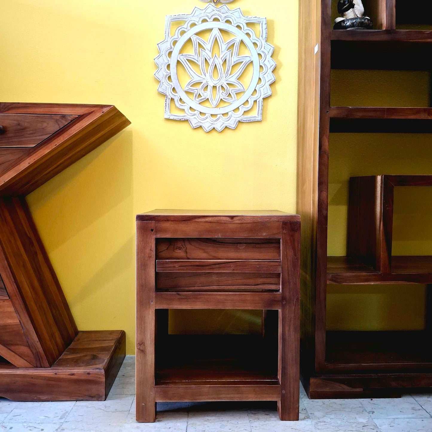 Comodino etnico in legno teak con cassetto