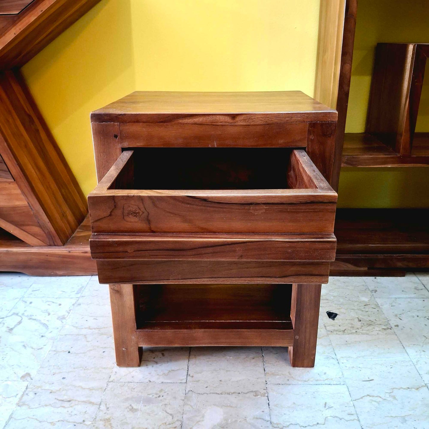 Comodino etnico in legno teak con cassetto
