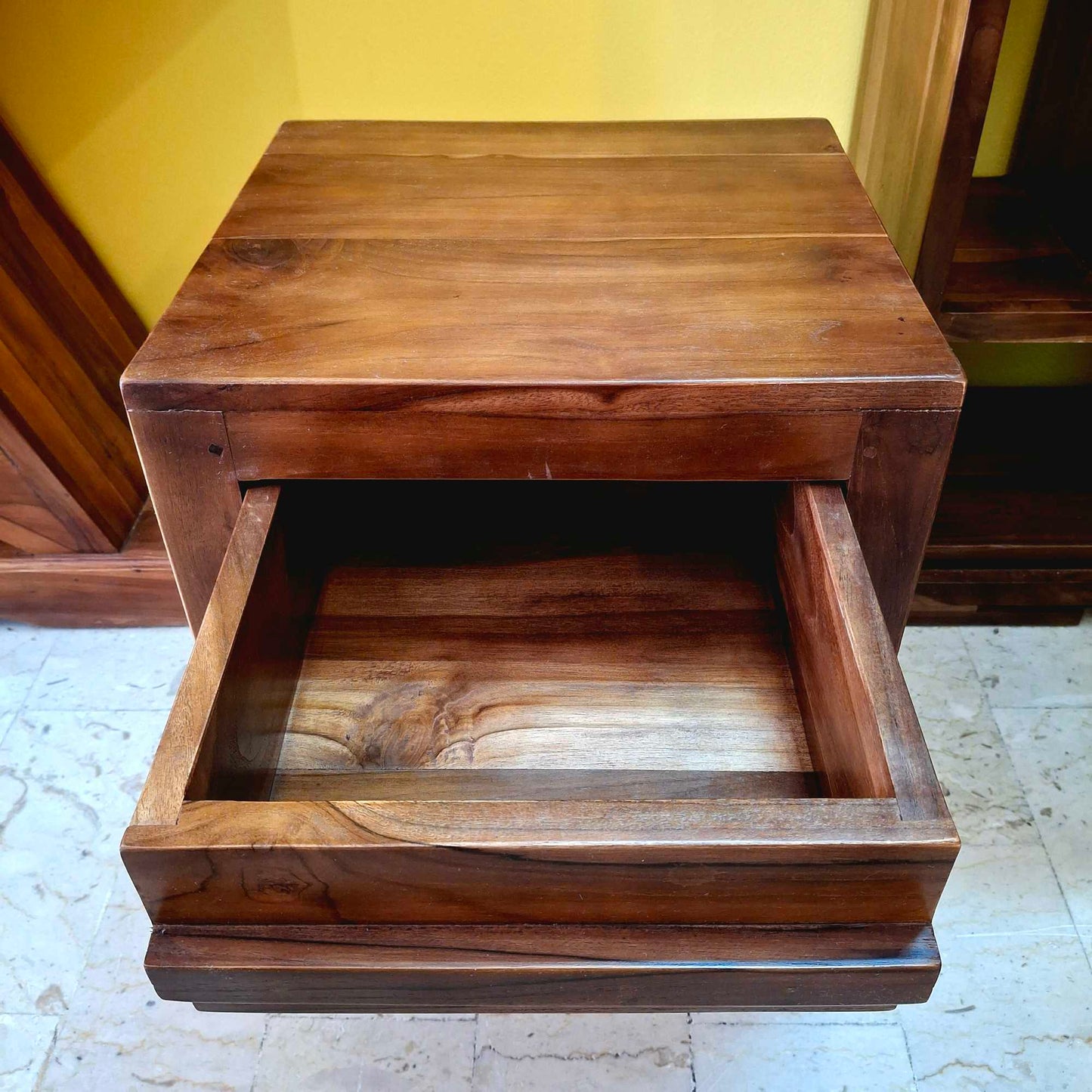 Comodino etnico in legno teak con cassetto