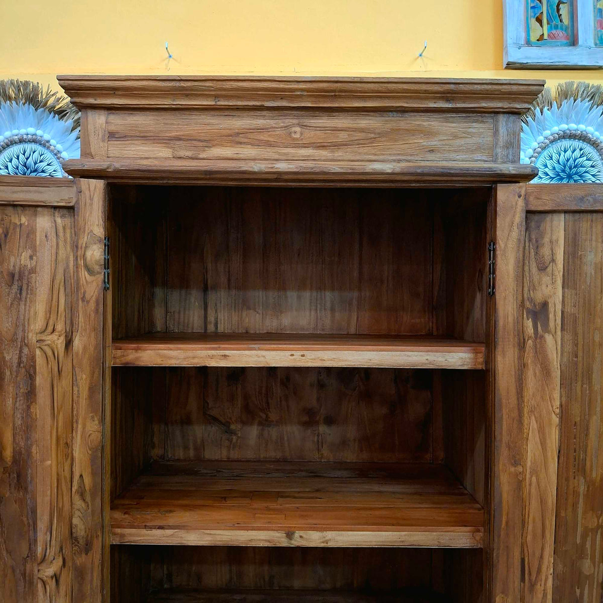 Hohe Anrichte aus Teakholz Schrank Ethno-Möbel