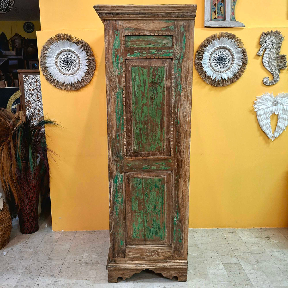 Credenza etnica a colonna armadio vintage
