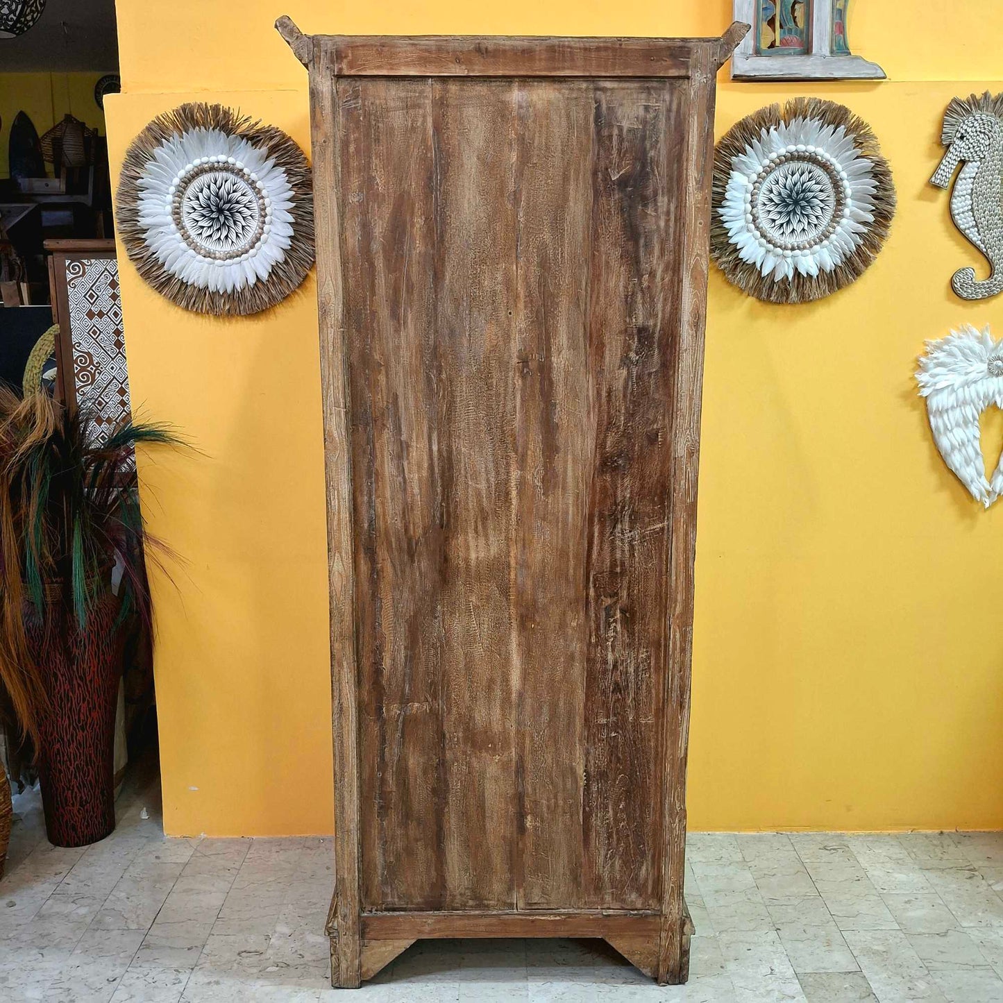 Credenza etnica a colonna armadio vintage intagliata in teak