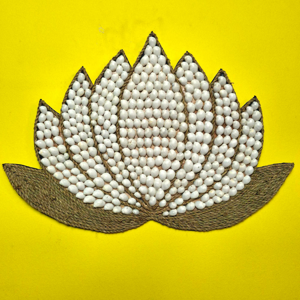 Fiore di loto in fibra e conchiglie naturali