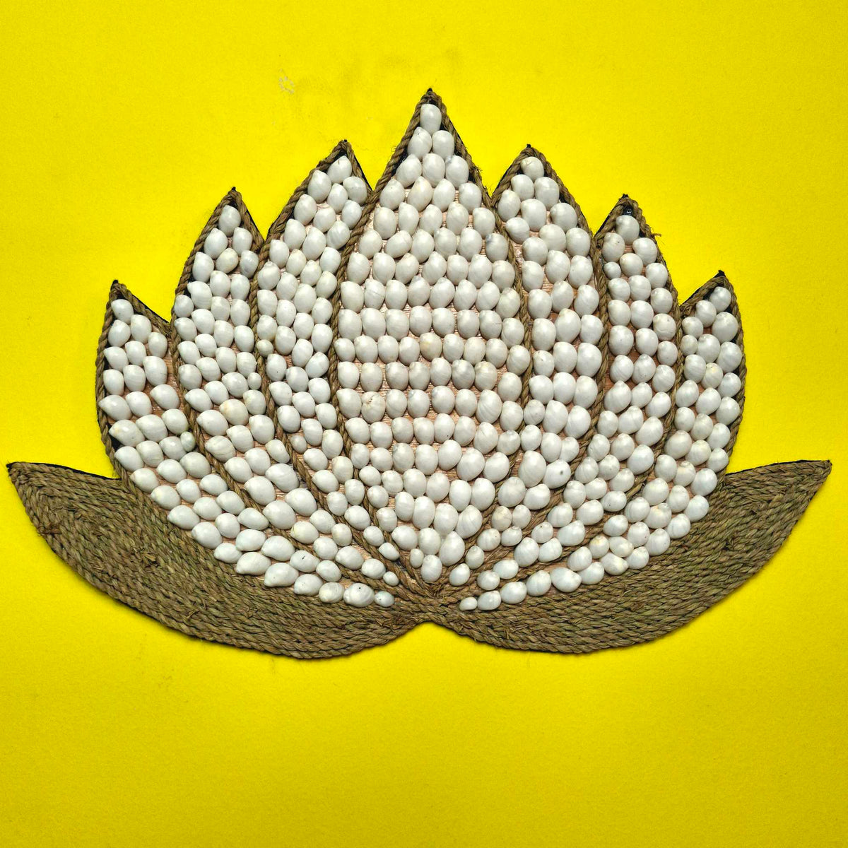 Fiore di loto in fibra e conchiglie naturali