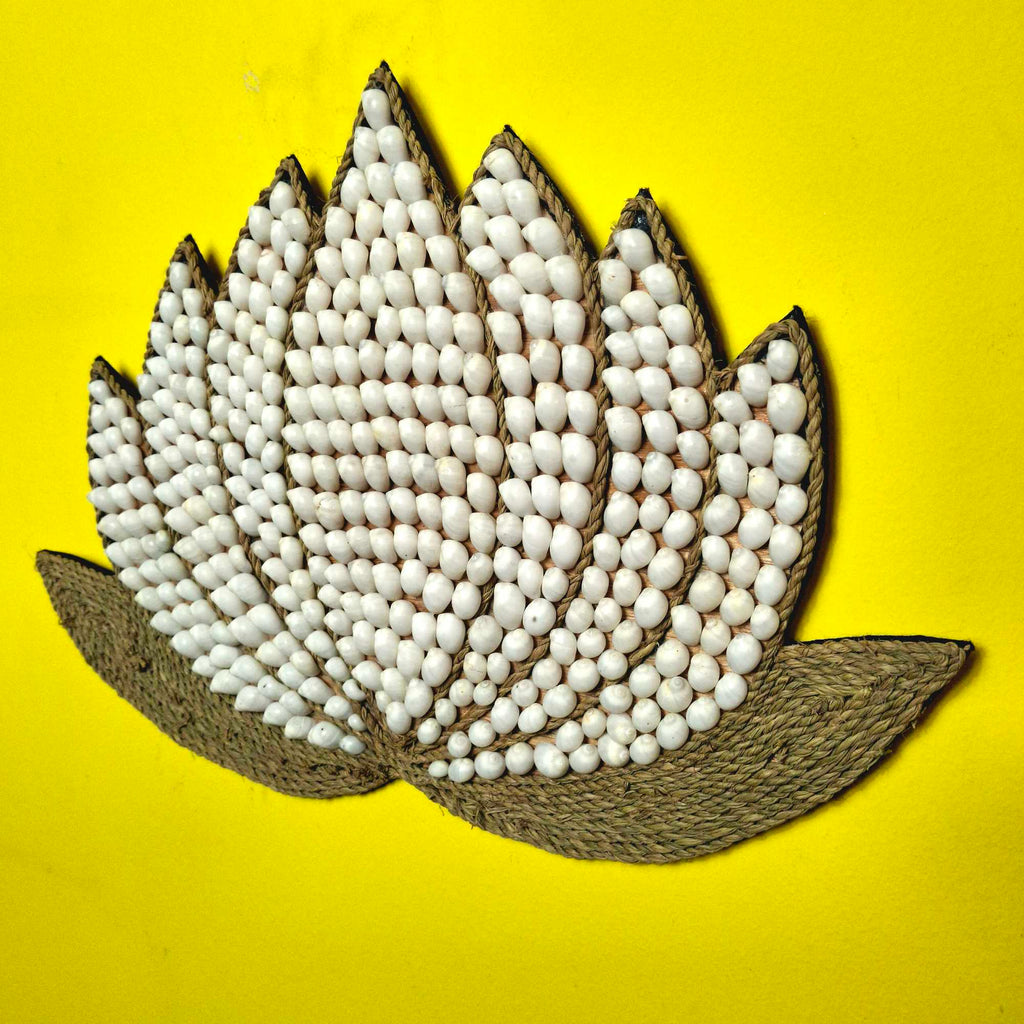Fiore di loto in fibra e conchiglie naturali