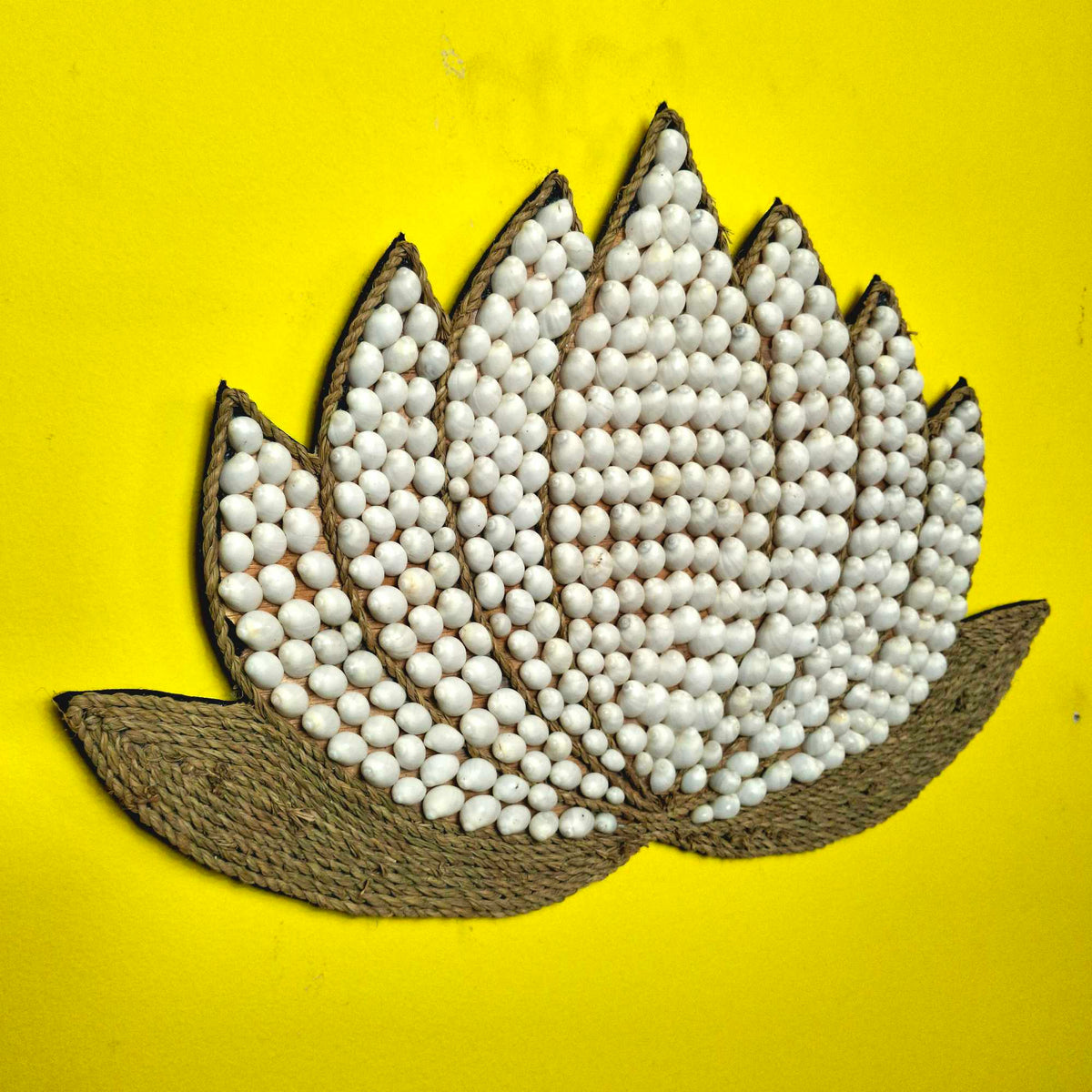 Fiore di loto in fibra e conchiglie naturali