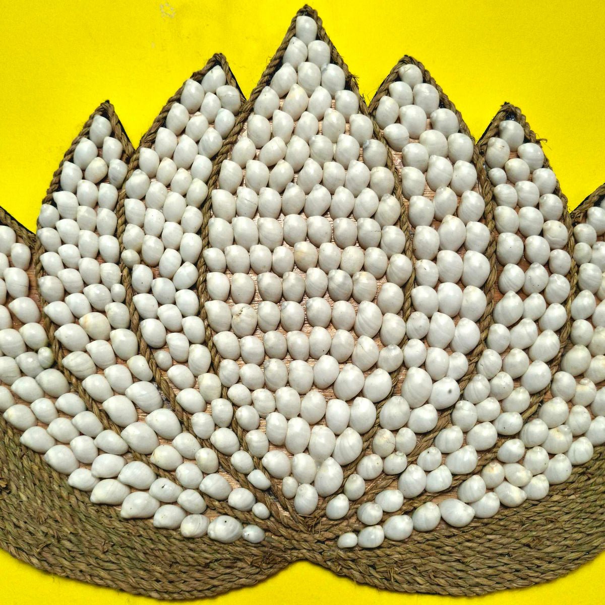 Fiore di loto in fibra e conchiglie naturali