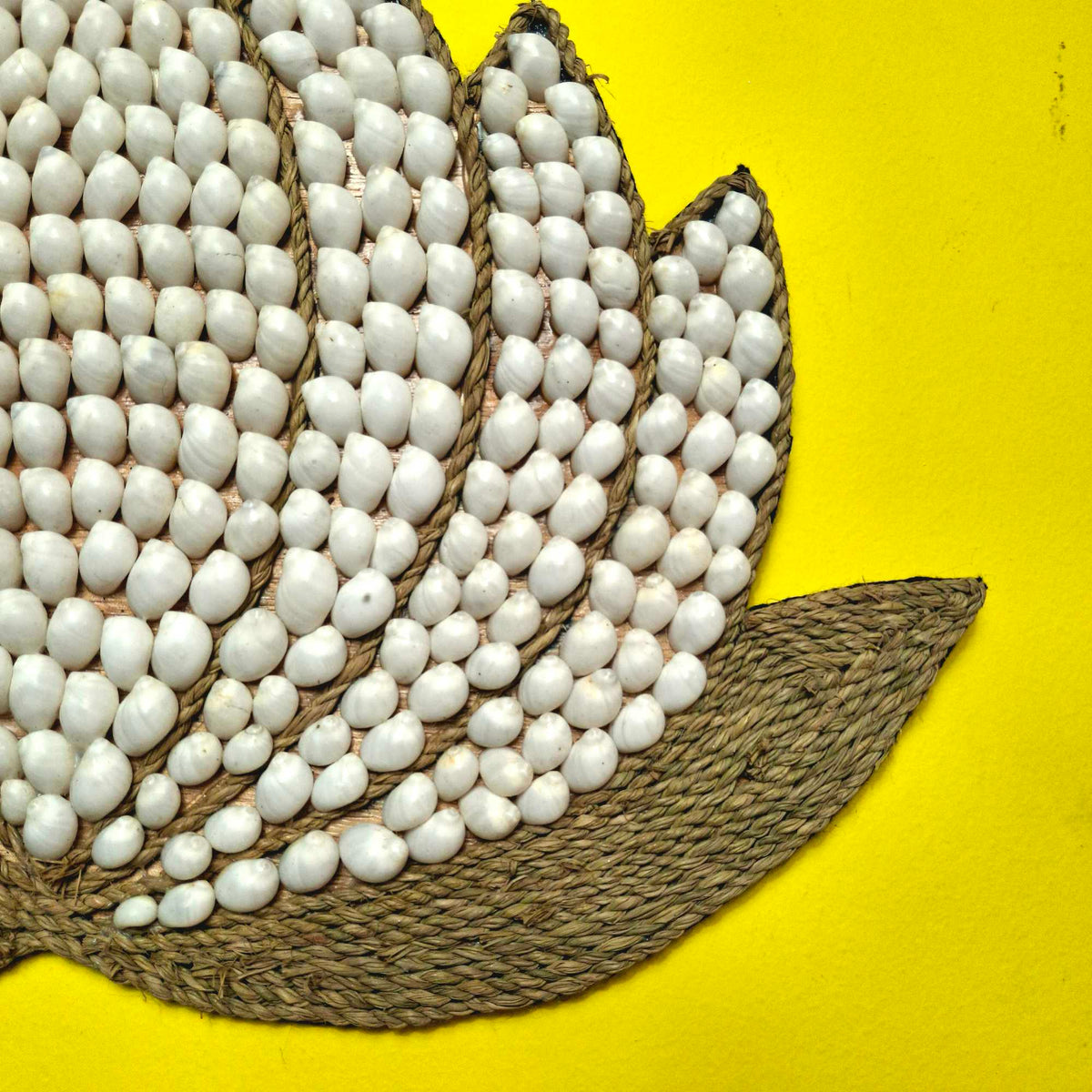 Fiore di loto in fibra e conchiglie naturali