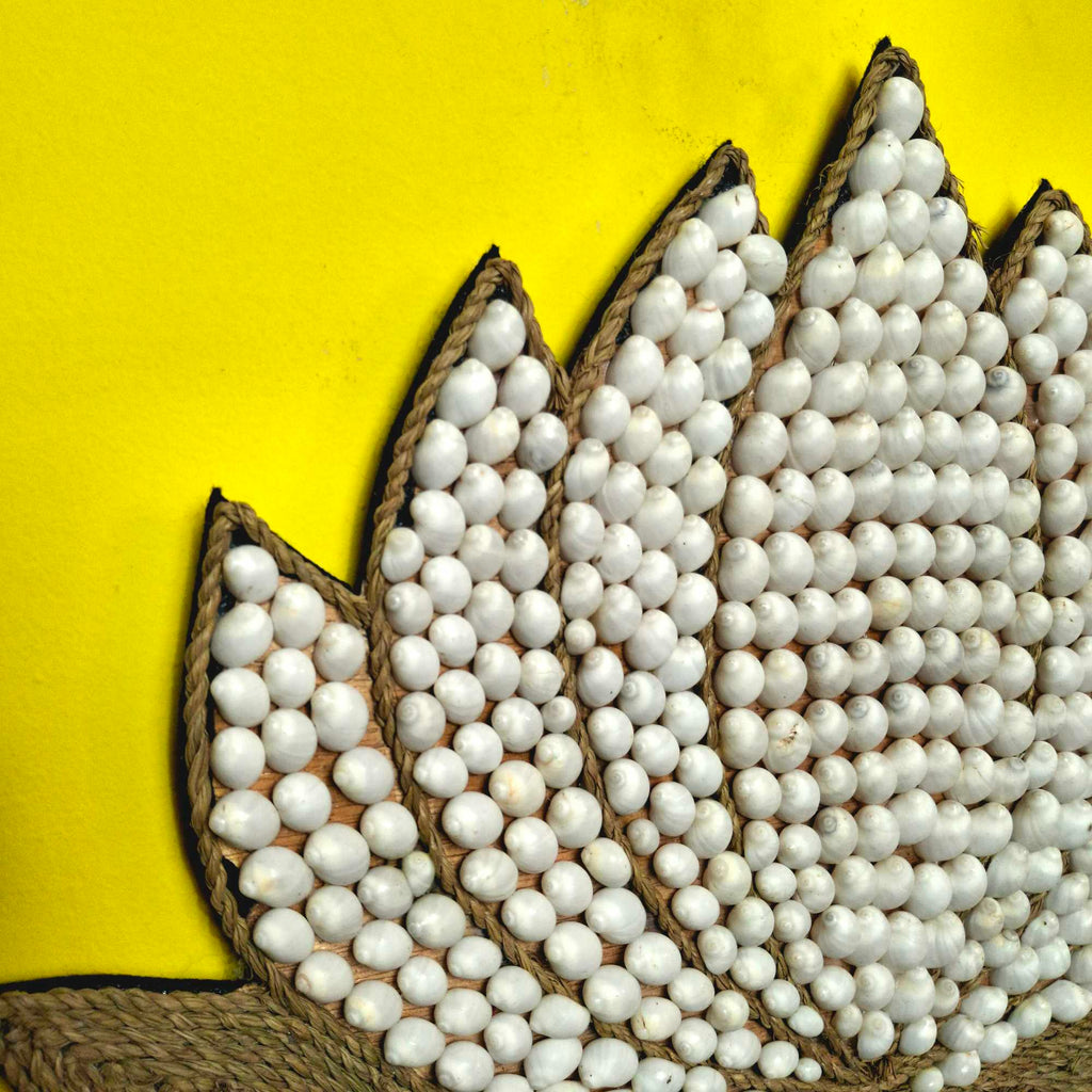 Fiore di loto in fibra e conchiglie naturali