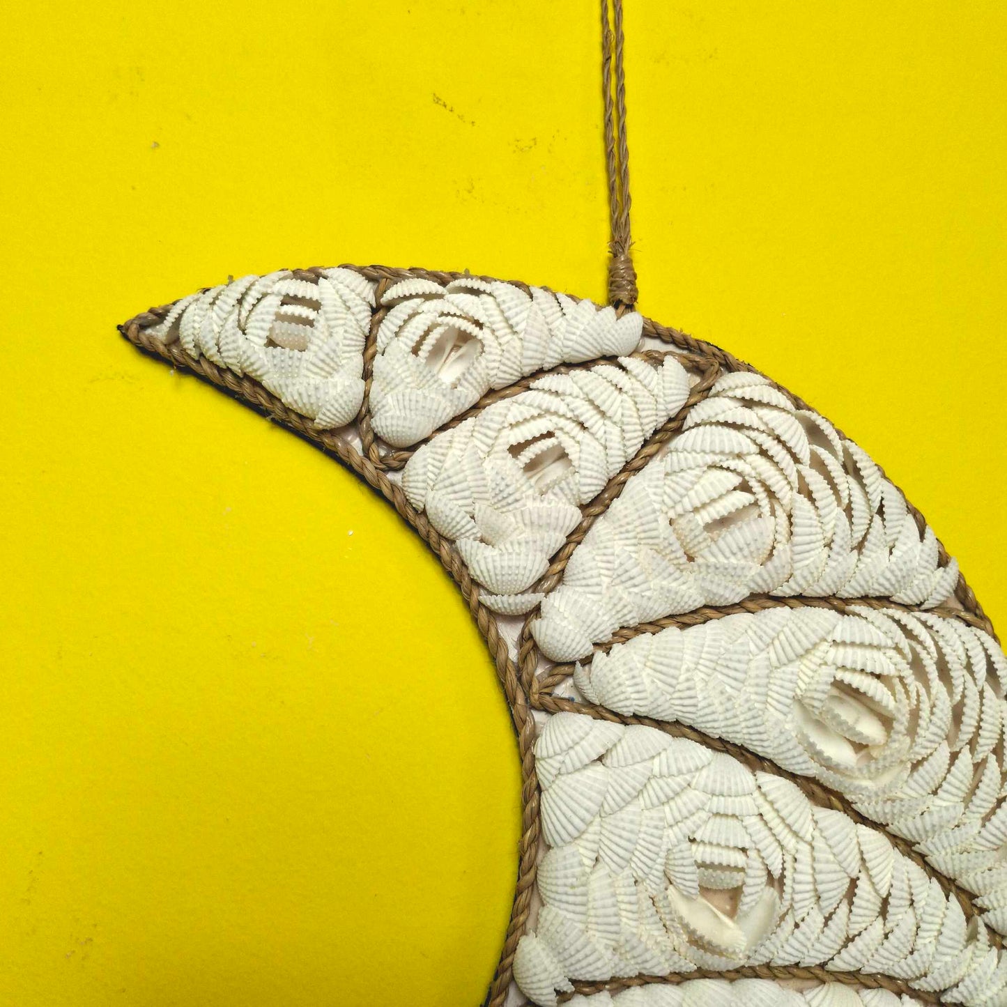 Decorazione da parete etnica luna e conchiglie incastonate