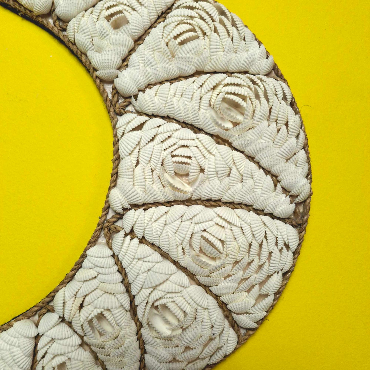 Decorazione da parete etnica luna e conchiglie incastonate