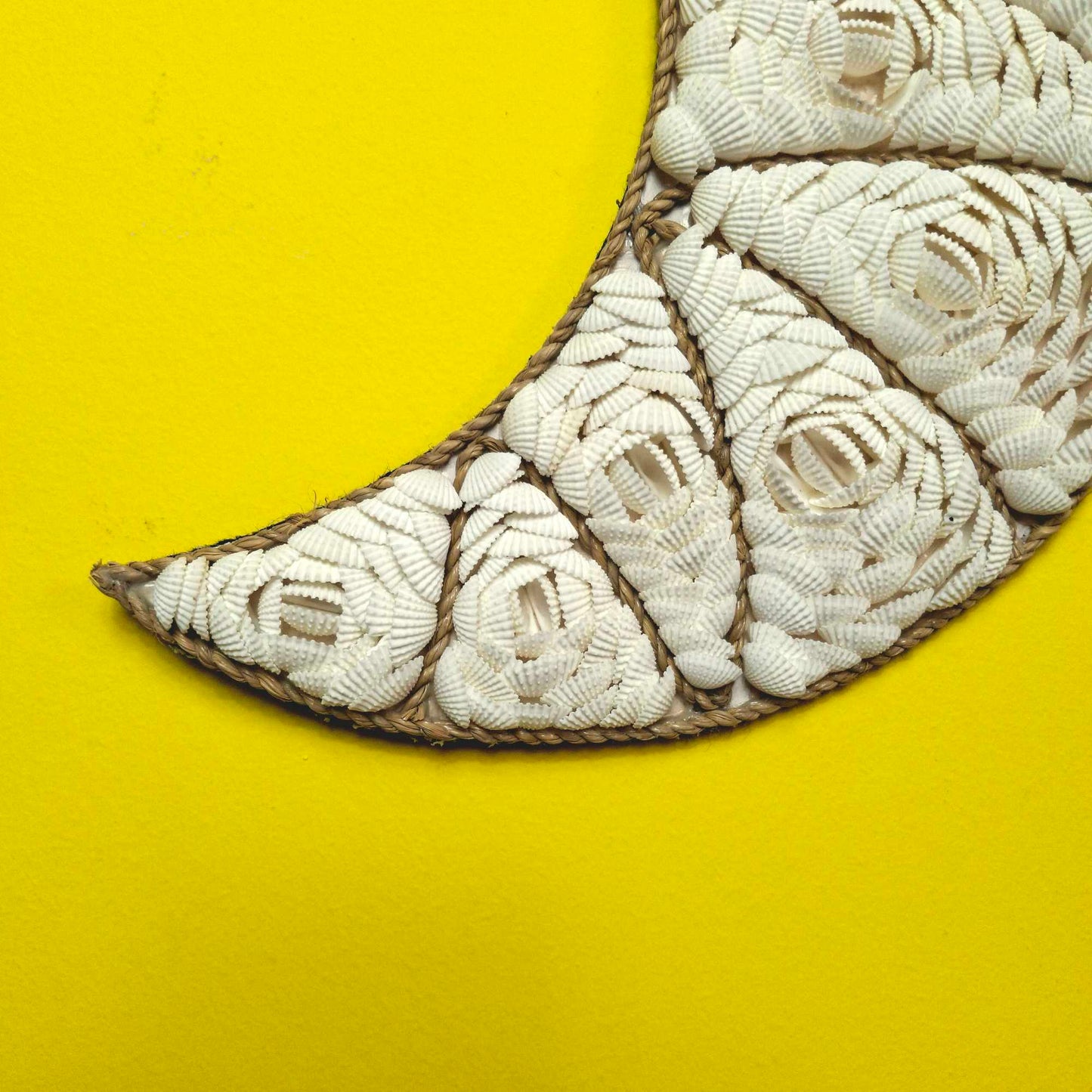 Decorazione da parete etnica luna e conchiglie incastonate