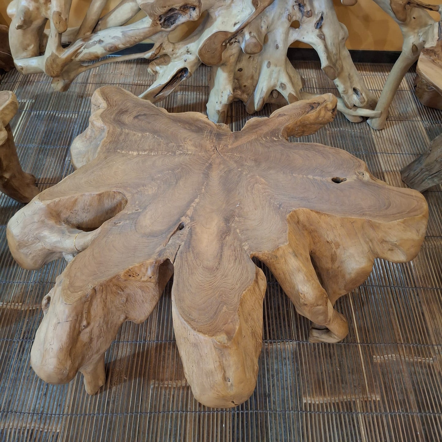 Tavolino etnico in radice di legno teak