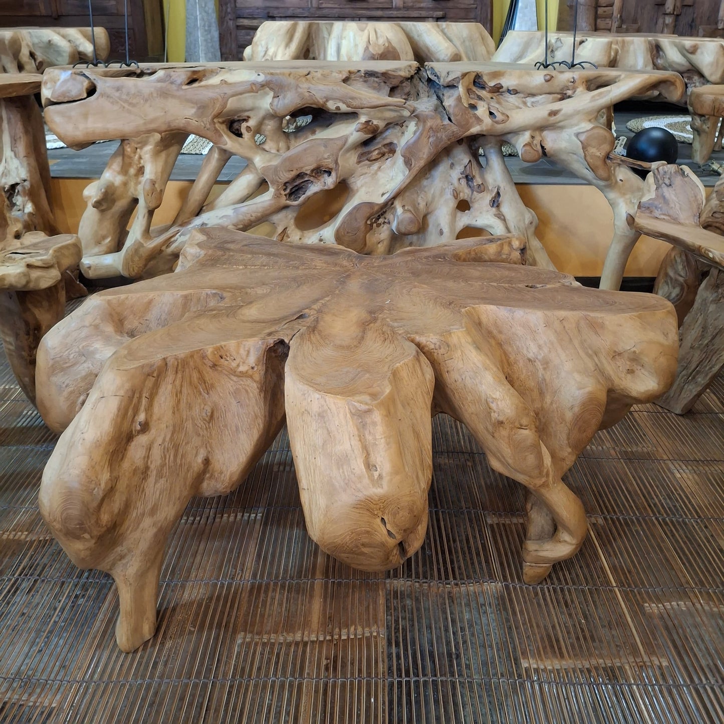 Tavolino etnico in radice di legno teak