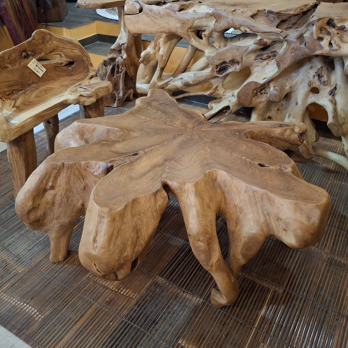 Tavolino etnico in radice di legno teak