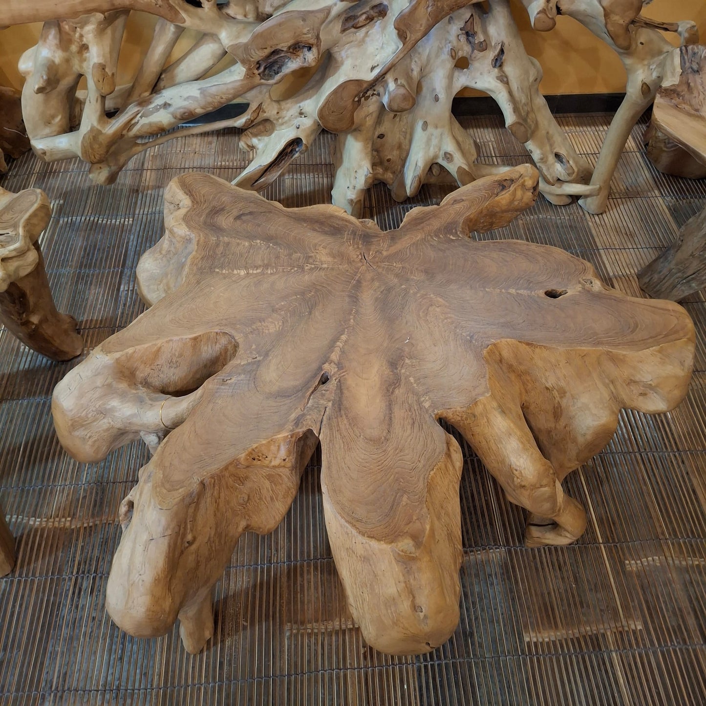 Tavolino etnico in radice di legno teak