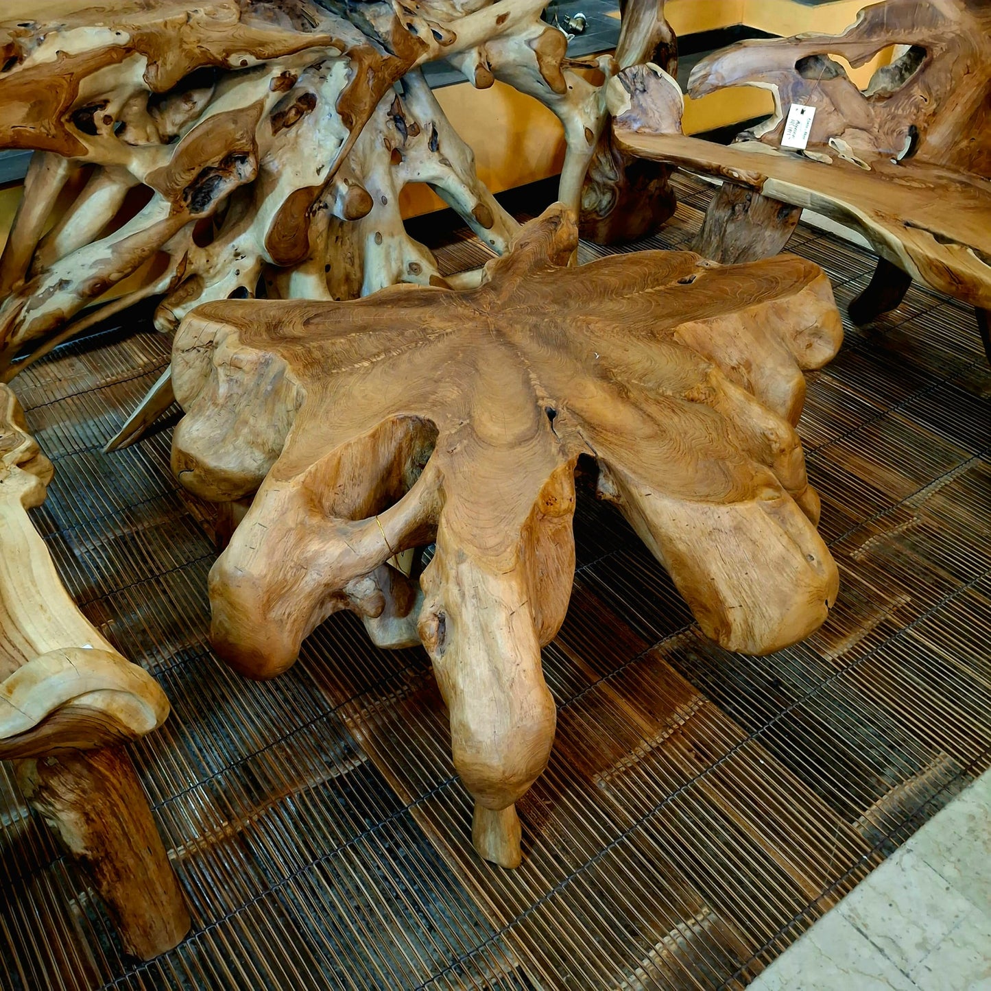 Tavolino etnico in radice di legno teak