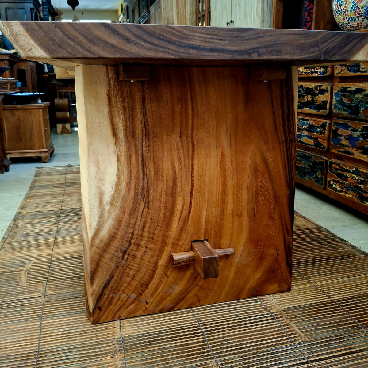 Tavolo etnico e sedie fetta intera di legno suar