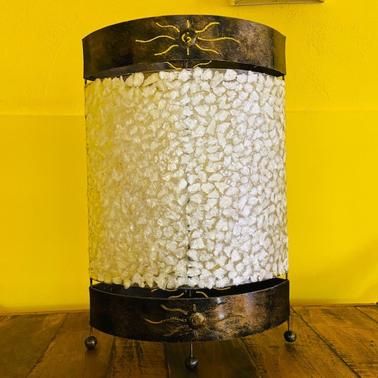 Lampe ethnique en fer et nacre abat-jour chic